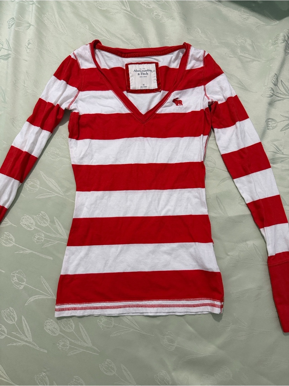 Y2K Abercrombie & Fitch Women’s XS Red and White Striped V-Neck Long Sleeve Top